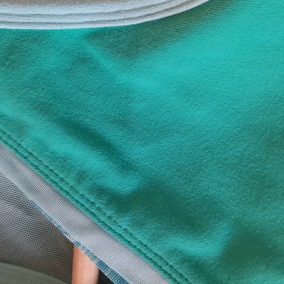 LULULEMON Sz 4 Sports Bra With Mesh Edging - Picture 4 of 5